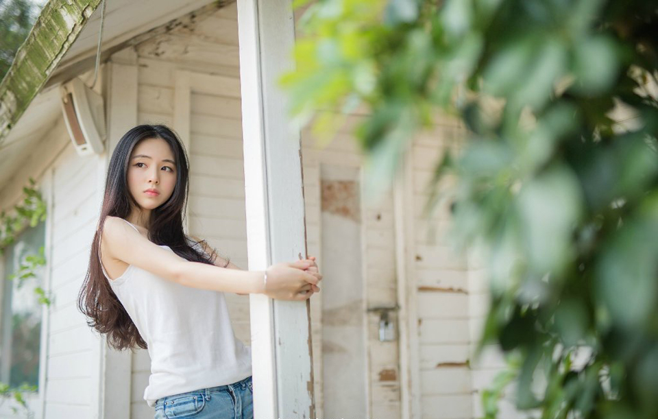 “原来如此。”伏德摇了摇头，苦笑道：“我是谁……我自己都快不记得了，我们这种人，是没有名字，只有代号，我乃夜凰卫，将军也可称我为死间，在来荆州的那一刻，就已经没有准备活着回去。”